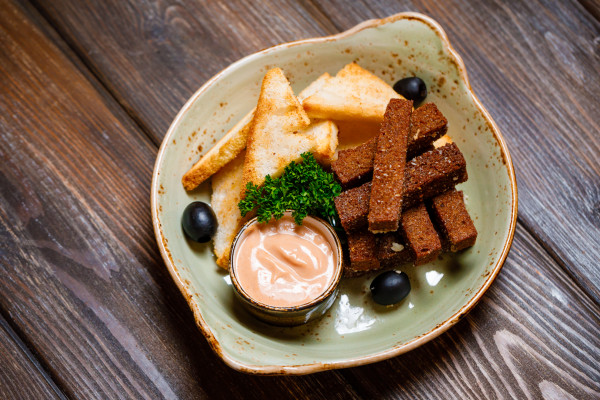 Чесночные гренки из ржаного хлеба с соусом Коктейль